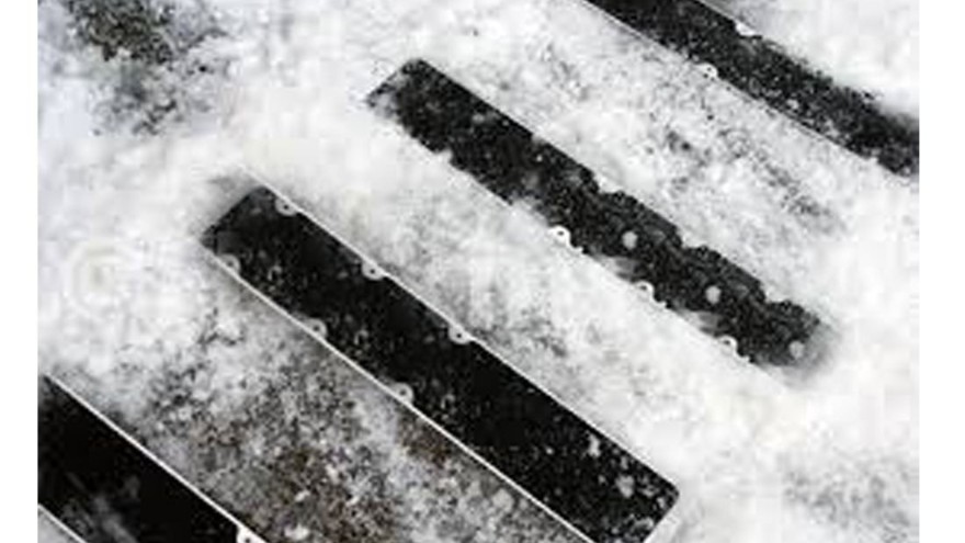 公交车车厢贴防滑胶带，方便乘客雪天安全上下车